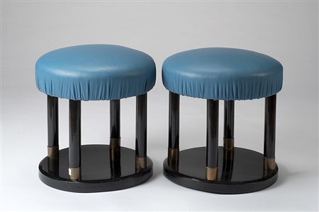 Coppia di sgabelli di gusto déco con struttura in legno ebanizzato, fasce in...