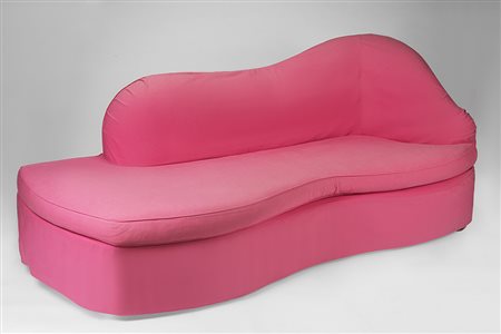 Sofà imbottito accoppiabile a profilo sinuoso con struttura in legno,...