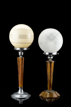 Due lampade da tavolo di gusto déco con struttura in metallo stampato e...