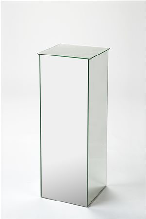 Piedistallo prismatico con rivestimento a specchi su tutte le facce. Italia,...