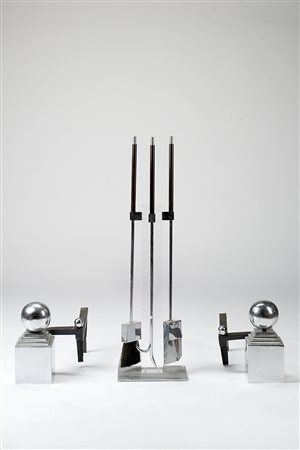 Coppia di alari e servizio da camino di gusto déco composto da una scopetta,...