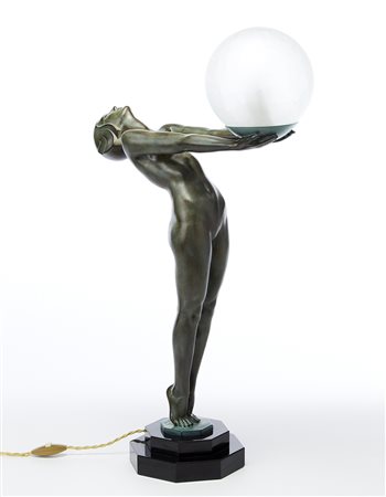 Lampada da tavolo in fusione metallica patinata e basamento in marmo nero,...