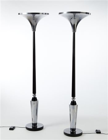 Coppia di lampade da terra di gusto déco con struttura in legno ebanizzato e...