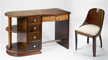 Scrivania di gusto déco a quattro cassetti verticali, uno sottopiano e...