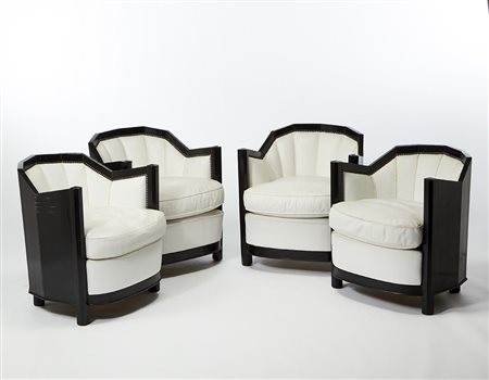 Quattro poltroncine a pozzetto di gusto déco con struttura in legno...