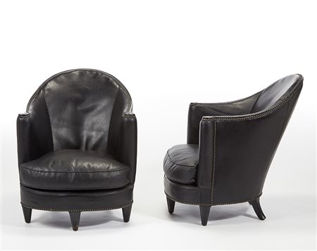 Coppia di poltrone imbottite a pozzetto di gusto déco francese con struttura...