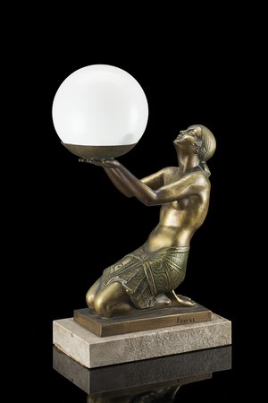 Fayral Lampada da tavolo raffigurante fanciulla inginocchiata reggente un...