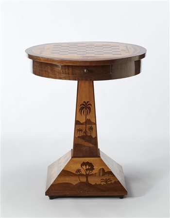 Tavolino da gioco con due cassettini nella fascia sottopiano, piano circolare...