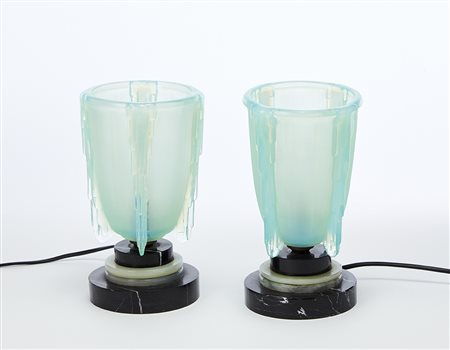 Manifattura francese Coppia di lampade da tavolo Art déco con base in marmo...