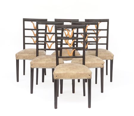 Sei sedie in legno con schienale centrato da elemento decorativo in legno...