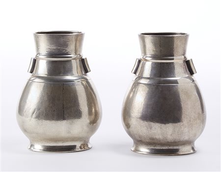 F. Chiappe Coppia di vasi déco con due piccoli manici in argento martellinato...