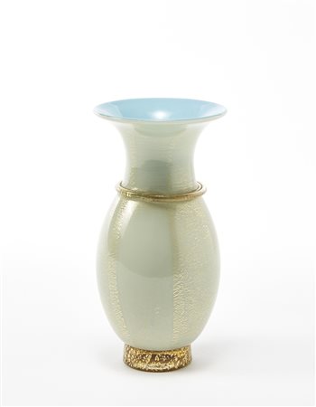 Tomaso Buzzi (Sondrio 1900 - Rapallo 1981)Vasetto a balaustro in vetro "alba"...