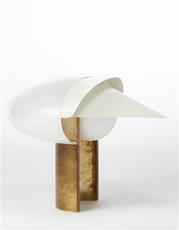 Lampada da tavolo con struttura in ottone e paralume in metallo laccato...