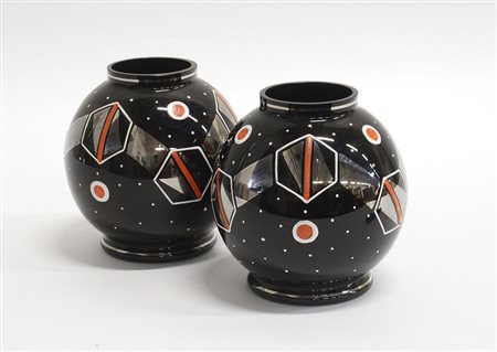 Manifattura nord europea Coppia di vasi globulari in vetro ametista scuro con...