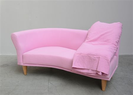 Anna Gili (Orvieto 1960)Prototipo di divano rivestito in tessuto lilla con...