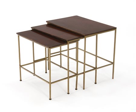 Gruppo di tre tavolini a nido in metallo con piani in legno. Italia, anni...