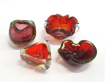 Manifattura di Murano Lotto composto da quattro posacenere in vetro sommerso...