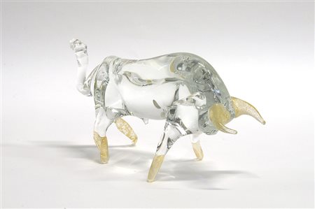Giulio Tosi "Toro"Scultura in vetro massello trasparente incolore con...