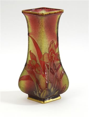 Daum Vaso in vetro rosso corroso all’acido decorato con fiori a rilievo e...