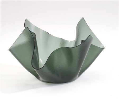 Vaso a fazzoletto in plexiglass. Italia, anni '60/'70. (h cm 22; d cm...