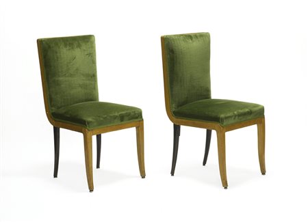 Coppia di sedie in legni diversi con sedute e schienale rivestiti in velluto...