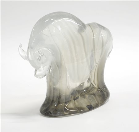 Manifattura di Murano "Toro"Scultura in vetro sommerso incolore, lattimo e...
