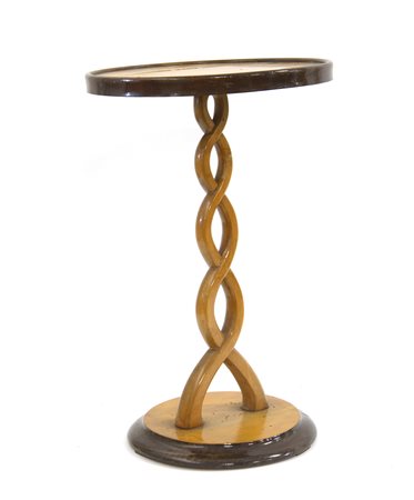 Tavolino in legno intagliato a treccia con base e ripiani circolari. Italia,...