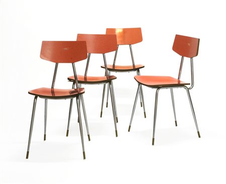 Quattro sedie con struttura in metallo cromato, seduta e schienale in formica...