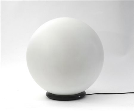 Lampada da tavolo con diffusore a sfera in vetro incamiciato lattimo satinato...