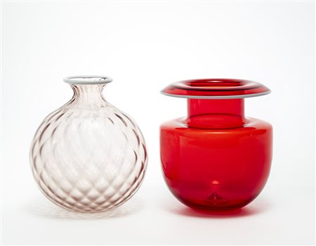 Lotto composto da un vaso in vetro soffiato rosso con fasce lattimo e...