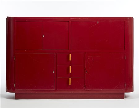 Manifattura centro europea Credenza modernista in legno laccato rosso con...