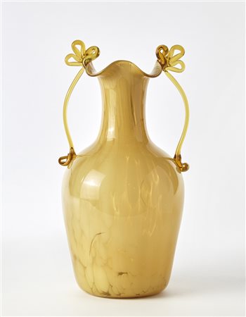 F.lli Toso (Attribuito)Vaso biansato con orlo ondulato ed anse a riccioli....