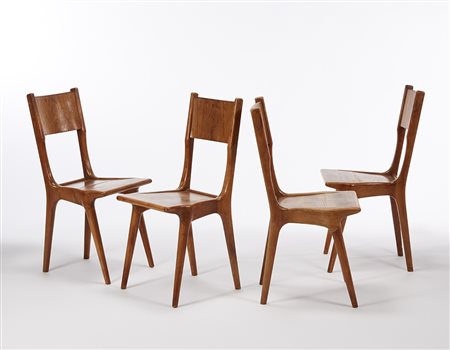 Lotto di quattro sedie in legno massello di noce nello stile di Carlo De...