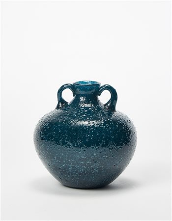 Seguso Piccola anfora biansata in vetro pulegoso verde scuro. Murano, anni...