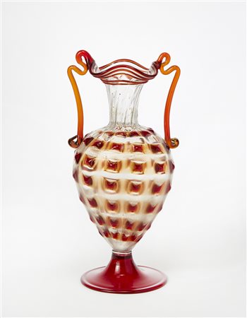 F.lli Toso Vaso biansato a corpo costolato, orlo ondulato ed anse a riccioli....