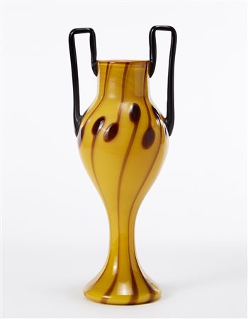 Manifattura centro europea Vaso a balaustro biansato in vetro incamiciato...