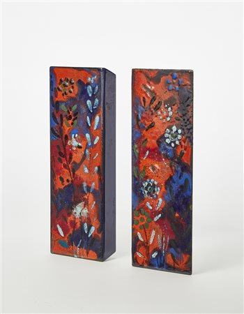 Coppia di maniglie smaltate in blu, celeste e rosso sotto vetrina. (l cm...