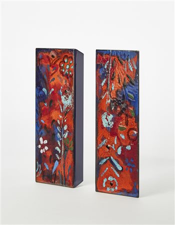 Coppia di maniglie smaltate in blu, celeste e rosso sotto vetrina. (l cm...