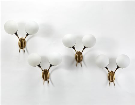 Quattro appliques a due luci in ottone, metallo verniciato nero e vetro...