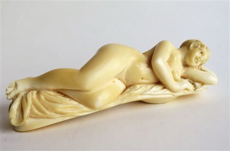 MANICO In avorio "Donna nuda sdraiata" - cm 12.5 x 3.3 - Giappone