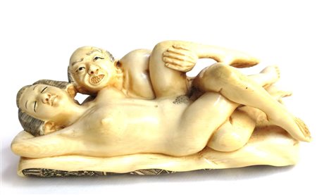 STATUA In avorio "Coppia sdraiata" - Firmata - cm 12.5 x 5.5 - Japan - Meji