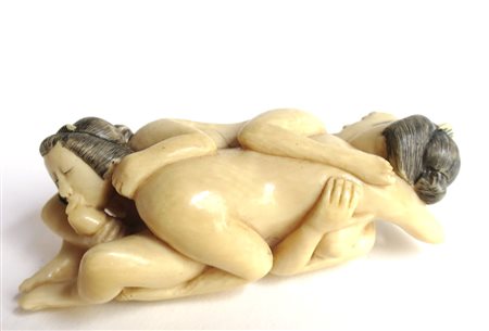 STATUA In avorio "Trio in amore" - cm 9 x 4 - Japan - Meji