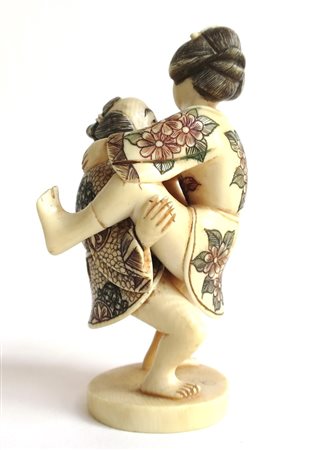 STATUA In avorio "Scena erotica" - Firmata - cm 9.2 x 4.8 - Japan