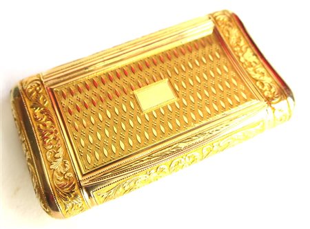 TABACCHIERA da tasca in oro giallo a corpo rettangolare leggermente arcuato,...