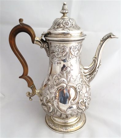 CAFFETTIERA in argento. corpo lavorato a forte sbalzo a motivi floreali,...