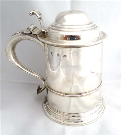 TANKARD in argento. Corpo troncoconico liscio con vervatura, coperchio...