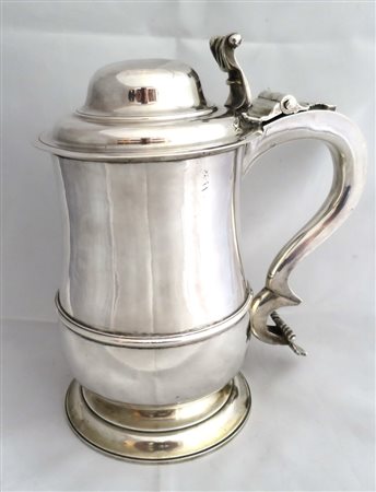 TANKARD in argento, corpo piriforme con nervatura centrale, coperchio...