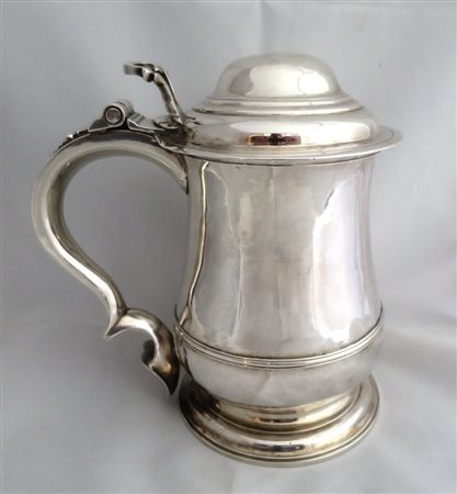 TANKARD in argento. Coprpo piriforme liscio con nervatura centrale. Coprchio...
