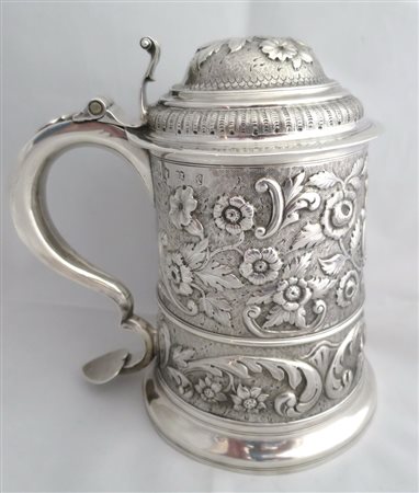 TANKARD in argento finemente sbalzato e cesellato, cartiglio centrale con...