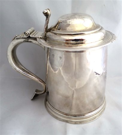 TANKARD in argento, corpo troncoconico liscio con stemma al centro inciso....